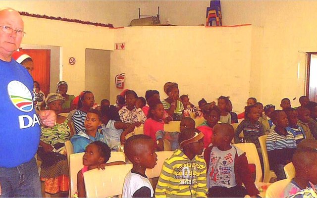 Rdl Dudley Coetzee staan hier by die groot groep kinders